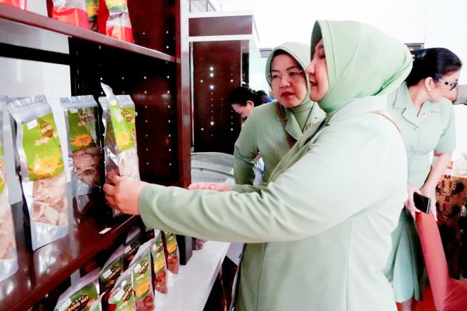 
					Ketua Persit Daerah XVII/Cenderawasih Harap UMKM Bang Pace Korem 172/PWY Jadi Salah Satu Oleh-oleh Papua