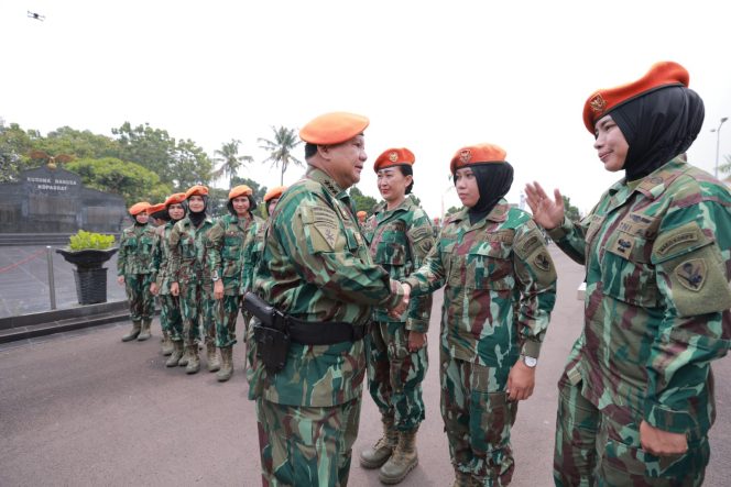 
					Prabowo Dikelilingi Srikandi TNI AU