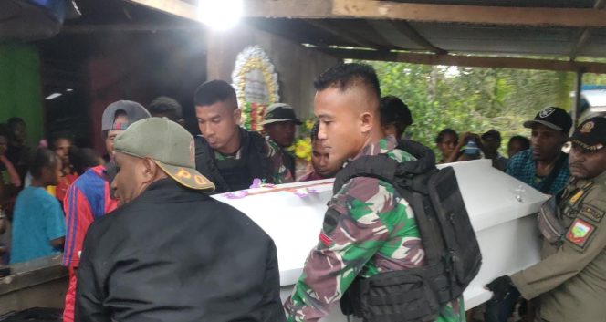 
					Peduli Duka Masyarakat, Satgas Yonif 132/BS Bantu Prosesi Pemakaman Masyarakat Kp. Piawi Yang Meninggal