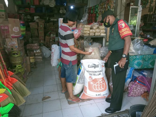 
					Antisipasi Kenaikan Harga, Babinsa Koramil Wonodadi Cek Harga Sembako Di Wilayah Binaan