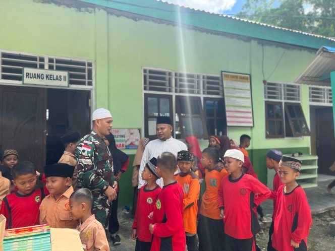 
					Sambut Bulan Ramadhan, Satgas Yonif 132/BS Sambangi Serta Bagikan Al-Quran Kepada Santri Pesantren Di Perbatasan Papua