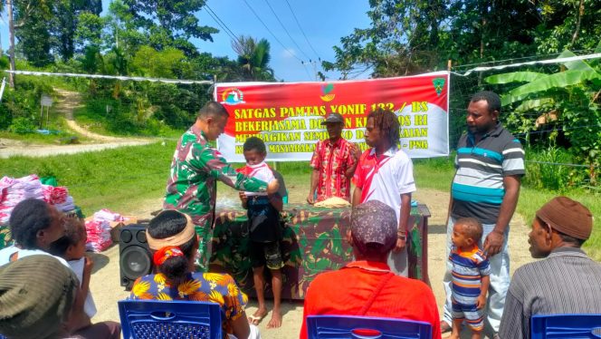 
					Prajurit Jaladara Satgas Yonif 132/BS Menyalurkan Bantuan Sembako Dan Baju Dari Kemensos RI Kepada Masyarakat Perbatasan Papua