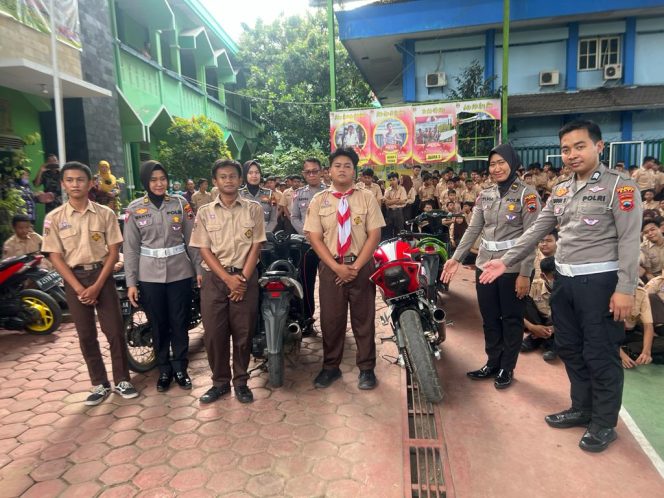 
					Gencarkan Edukasi dan Sosialisasi, Siswa- Siswi Antusias Kedatangan Satlantas Polresta Pati