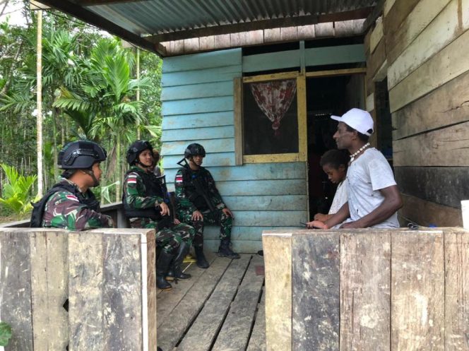 
					Tingkatkan Komunikasi Dengan Masyarakat, Satgas Yonif 132/BS Mengunjungi Masyarakat Kp. Wambes