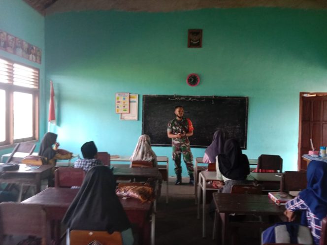 
					Tanamkan Karakter Sejak Dini, Anggota Koramil Kesamben Laksanakan Program Babinsa Masuk Sekolah