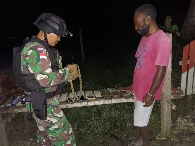 
					Seorang Pemuda Pembawa 250 gram Ganja Kering Diamankan Satgas Yonif 132/BS