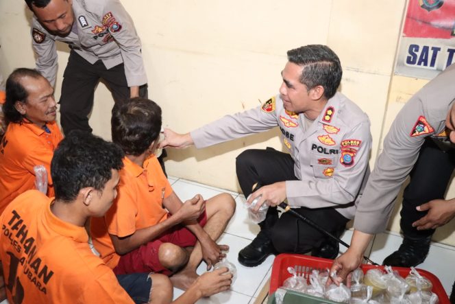 
					Berkah Ramadhan, Kapolres Batu Bara Bagikan Takjil Kepada Tahanan