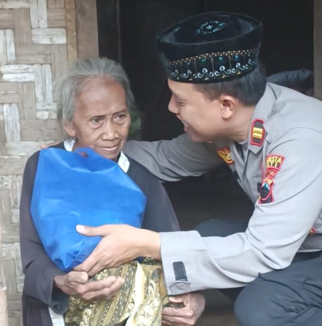 
					50 Paket Sembako Dibagikan, Kapolsek Tayu Gelar Aksi Peduli ke 8 Desa