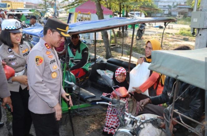 
					Wujud Peduli Sesama, Kapolres Batu Bara Berbagi Takjil dan Sembako Kepada Abang Becak
