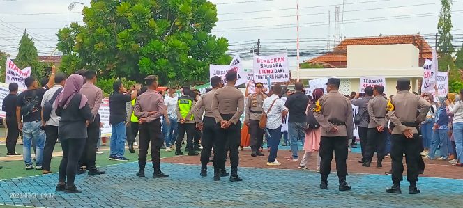 
					Video : Demo Warga Tuntut Keadilan di PN Pati, H. Utomo Korban Kriminalisasi Sudah Kasih Keuntungan 11 Milyar Lebih Malah Dipenjara