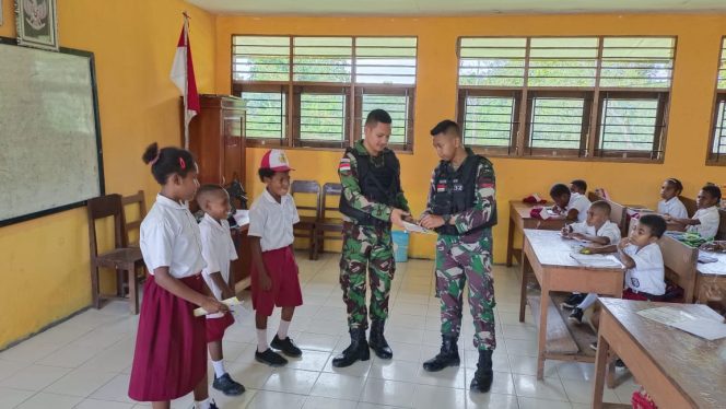 
					Satgas Yonif 132/BS Hadir Berikan Motivasi Belajar Kepada Siswa-Siswi SD Inpres Wambes