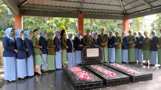 
					Sambut HUT Ke- 77 Persit Kartika Chandra Kirana (KCK) Cabang L Kodim 0735/Surakarta Gelar Ziarah Rombongan