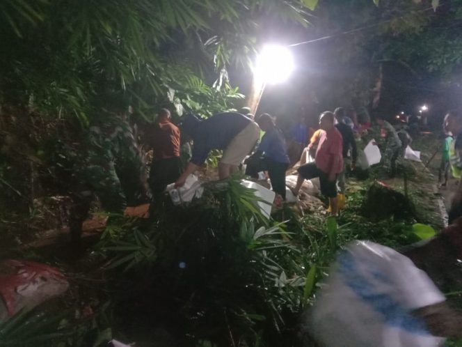 
					Tak Kenal Waktu, Koramil Jatisrono Turun Kerja Bakti Bangun Talud Bersama Warga