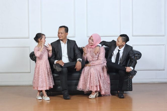 
					Sukarman, S.H., M.H., atau Karman Sastro bersama keluarga