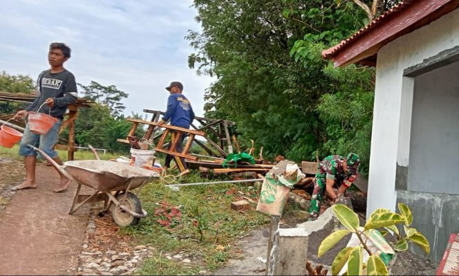 
					Wujudkan Kondusifitas Lingkungan, Babinsa Tanjung Bantu Warga Bangun Pos Kamling
