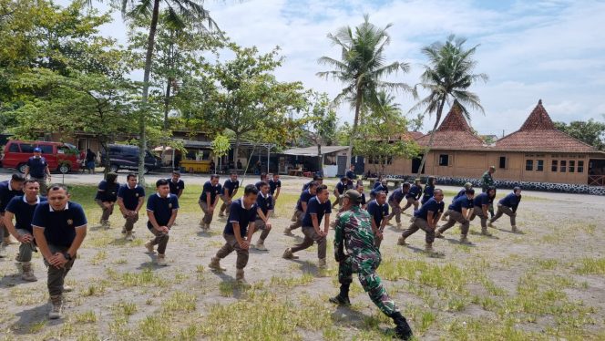 
					Babinsa Kelurahan Mangkubumen Latih Beladiri Dan Kemampuan Fisik Anggota Satpol PP, Ini Tujuannya