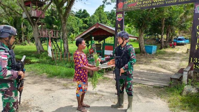 
					Panen Raya, Satgas Yonif 132/BS Bagikan Hasil Panen Kepada Masyarakat