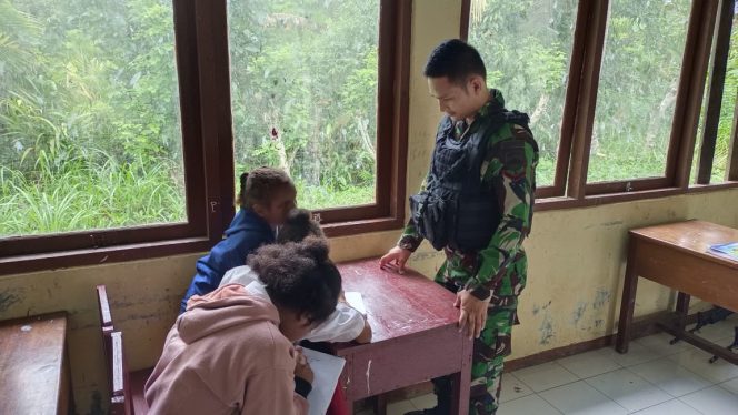 
					Satgas Yonif 132/BS Ajarkan Ilmu Pengetahuan Alam Kepada Siswa SD Inpres Wambes