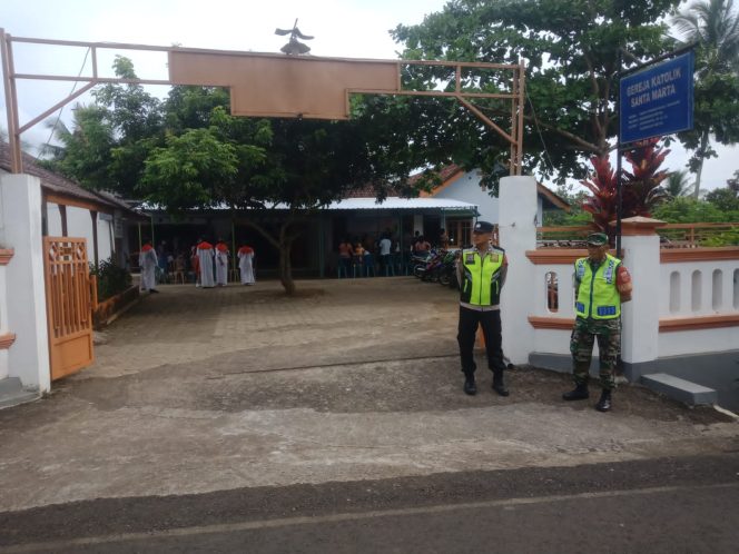 
					Gereja Gelar Perayaan Paskah, TNI-Polri Ngadirojo Berikan Pengamanan