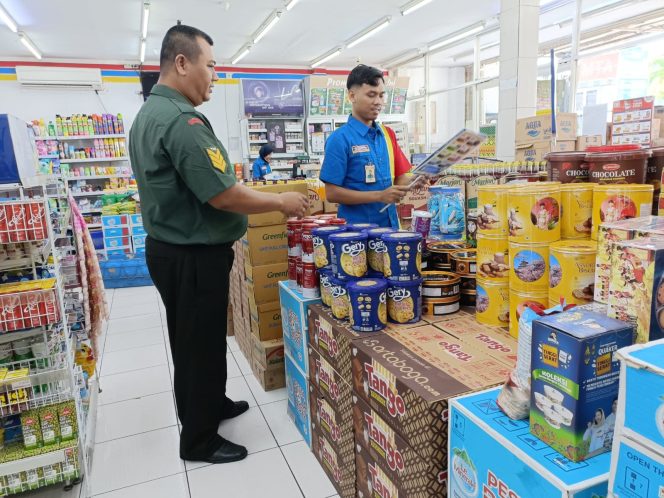 
					Jelang Lebaran, Babinsa Kelurahan Jajar Sambangi Indomaret Cek Ketersediaan Bahan Sembako