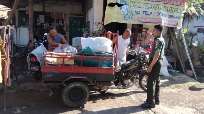 
					Dekatkan Diri Dengan Warga Binaan, Babinsa Koramil 04/Jebres Gunakan Komsos