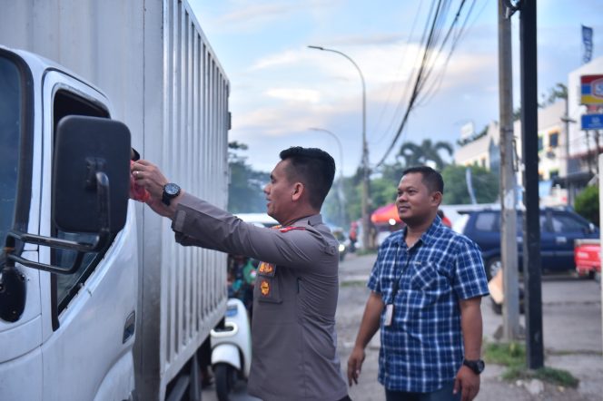 
					Momen Ramadhan, Polsek Cengkareng Bagikan Takjil