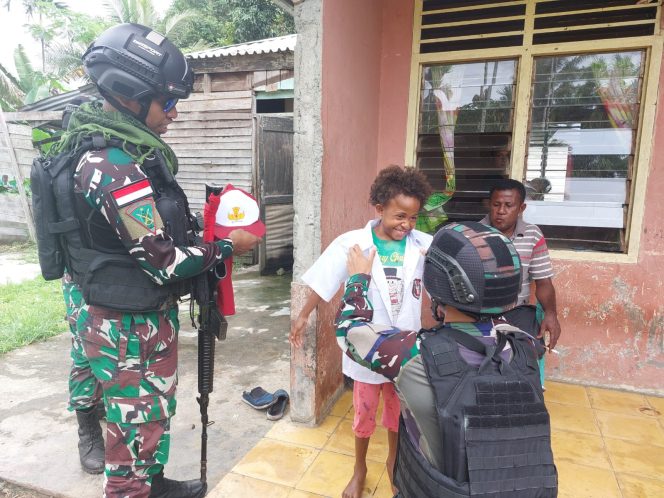 
					Tingkatkan Semangat Belajar Anak- Anak Di Perbatasan Papua, Satgas Yonif 132/BS Bagikan Seragam Sekolah
