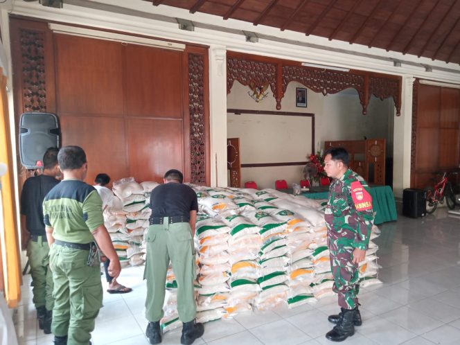 
					Yakinkan Tepat Sasaran, Babinsa Sudiroprajan Kawal Pendistribusian 382 Karung Beras Kepada Warga