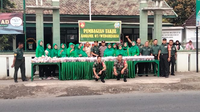 
					Moment Berbagi di Bulan Suci Ramadhan, Koramil 07/Wedarijaksa Bagikan Takjil Untuk Masyarakat dan Pengguna Jalan