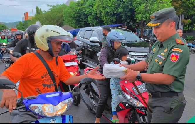 
					Jelang Buka Puasa, Dandim Wonogiri Pimpin Langsung Pembagian Takjil