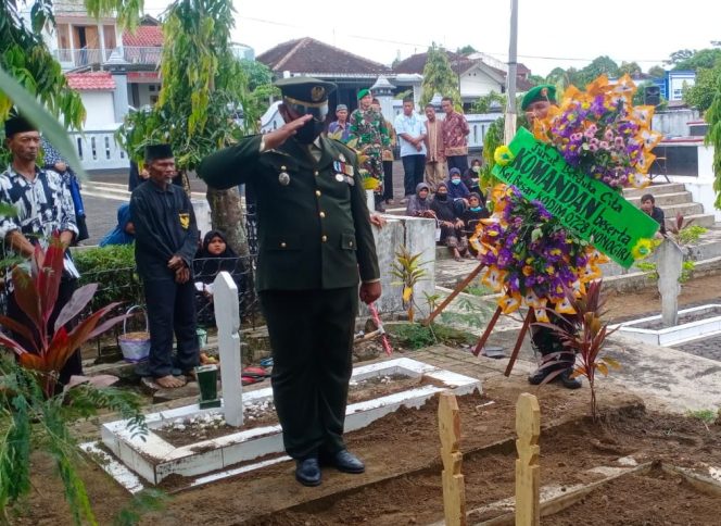 
					Serma (Purn) Sukadi Tutup Usia, Danramil 04/Nguntoronadi Pimpin Upacara Pemakaman Militer 