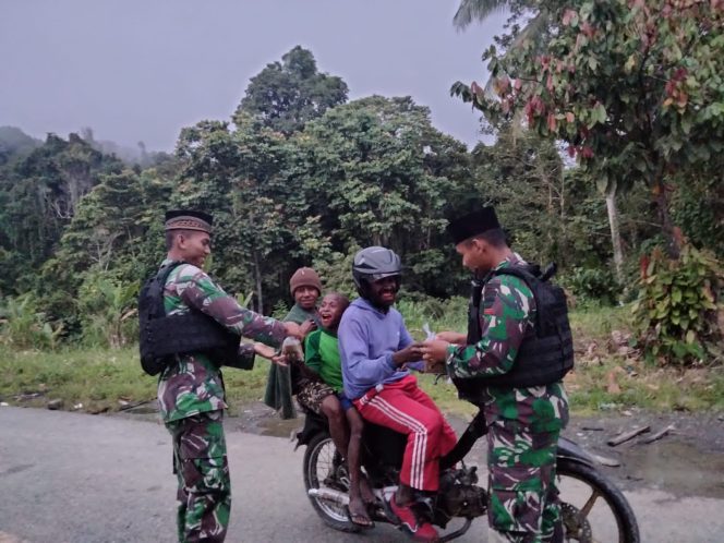 
					Berkah Ramadhan, Satgas Yonif 132/BS Bagikan Takjil Gratis Kepada Masyarakat Di Perbatasan