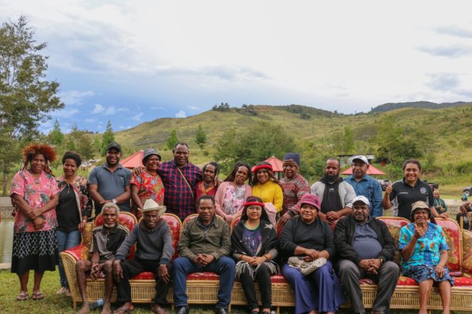 
					Bina Hubungan Dengan Masyarakat, Dandim 1702/JWY Kunjungi Kampung Binaan Hulekaima