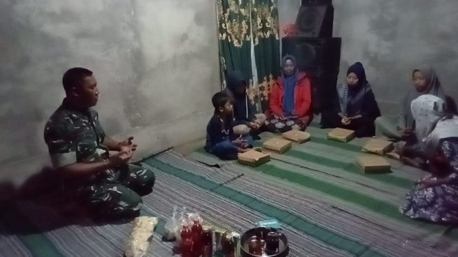 
					Indahnya Berbagi Kebahagiaan Di Bulan Suci Ramadhan, Babinsa Koramil Wlingi Ajak Warga Buka Puasa Bersama