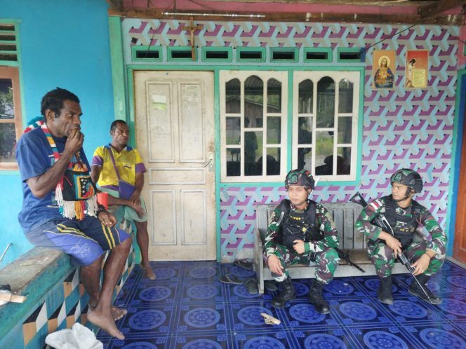 
					Satgas Yonif 132/BS Sambangi Rumah Salah Satu Tokoh Pemuda Distrik Waris