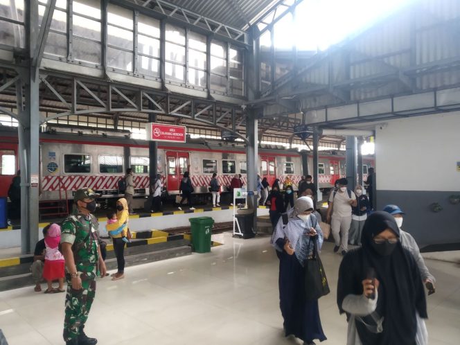 
					Usai Lebaran, Babinsa Purwosari Pantau Arus Mudik Dan Arus Balik Tahun 2023 di Stasiun