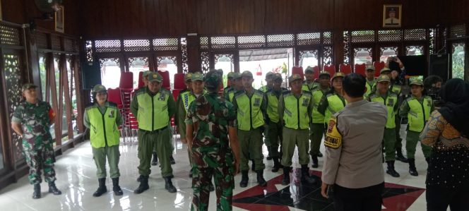 
					Tingkatkan Disiplin Linmas, Babinsa Bersama Tiga Pilar Kelurahan Nusukan Latihkan PBB