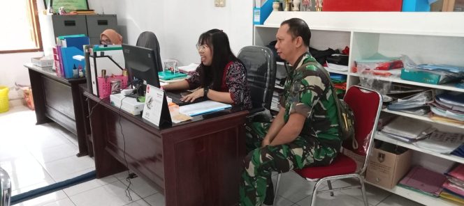 
					Masih Suasana Lebaran, Babinsa Kelurahan Sewu Halal Bihalal Dengan Staf Kelurahan