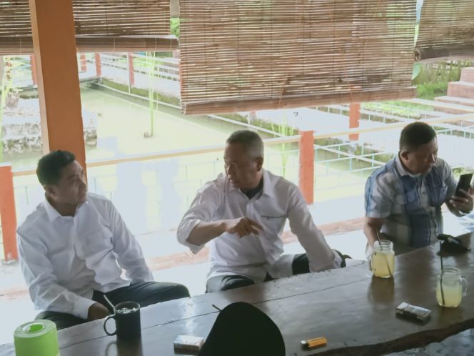 
					Keterangan : dari kiri Dr. Rahman Sabon Nama, Laksma TNI Ir. Suroyo dan Letjen TNI (Purn) Umar Abdul Azis  membicarakan situasi terakhir kondisi prajurit TNI di Papua