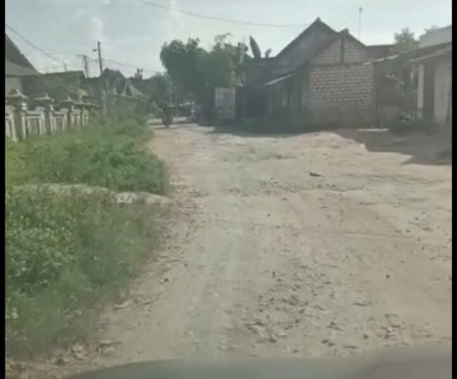 
					Jalan Lintas Desa Sampung Dan Bonjor Kec. Sarang Kab. Rembang Rusak, Berdebu Saat Cuaca Panas, Kupak-Kapik Bak Kubangan Kerbau Jika Hujan