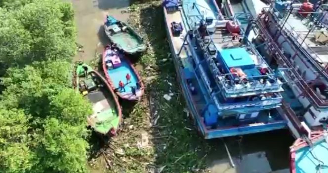 
					Tangani Enceng Gondok Penyumbat Alur Sungai Juwana, Kepala Kantor UPP Kelas III Juwana Turun Langsung Ke Lokasi