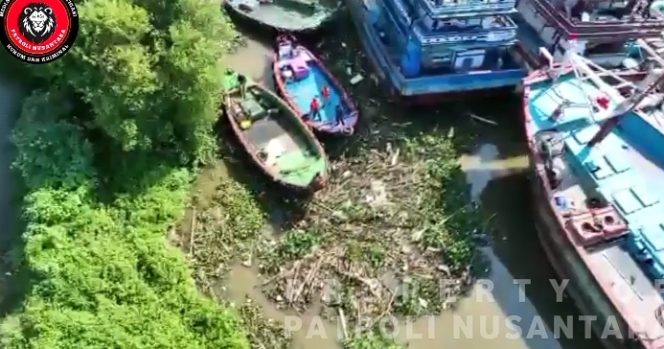 
					Video : Penanganan Enceng Gondok Penyumbat Alur Sungai Juwana Oleh Kepala Kantor UPP Kelas III Juwana Beserta Jajaran