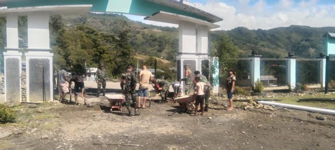 
					Peduli Kebersihan, Koramil 1702- 08/Karubaga Gelar Karya Bakti bersama Warga Binaan