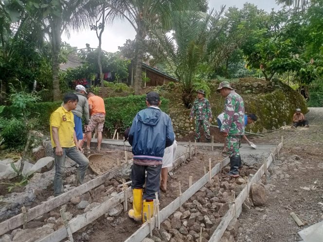 
					TNI Manunggal Dengan Rakyat, Babinsa Slogohimo Gotong Royong Karya Bakti Rabat Jalan