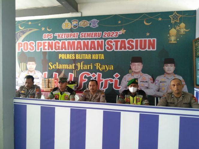
					Pastikan Arus Balik Lebaran Lancar, Anggota Koramil Sukorejo Bersama Petugas Gabungan Laksanakan Pengamanan Di Stasiun Kereta Api