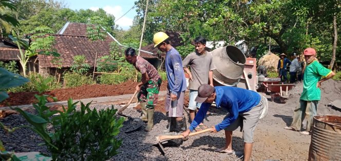 
					Karya Bakti Koramil 14/Jatisrono Bantu Warga Permudah Akses Jalan
