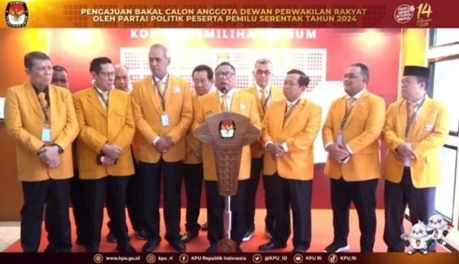 
					Datangi KPU, OSO Daftarkan Bacaleg Hanura