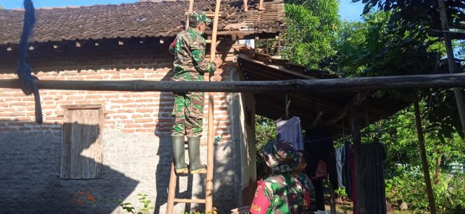 
					TNI- Polri dan Masyarakat Perbaiki Rumah Warga Pasca Bencana Puting Beliung