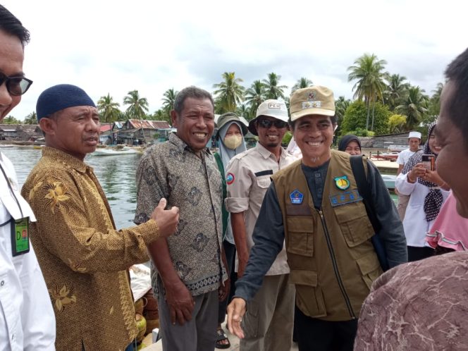 
					Tiba di Pulau Latondu, Wabup Serahkan Bantuan Bedah Rumah 