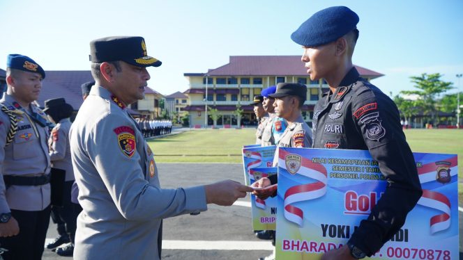 
					Kapolda Kalbar Berikan Reward Kepada Personil Brimob Kalbar